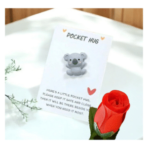 Koala de Amor Rosa Roja – Abrazo de bolsillo y rosa artificial