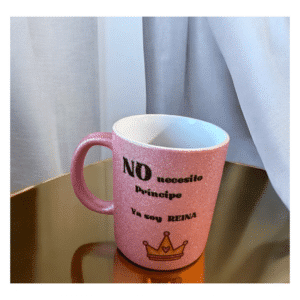 Taza rosa con purpurina – 'No necesito príncipe, ya soy reina'